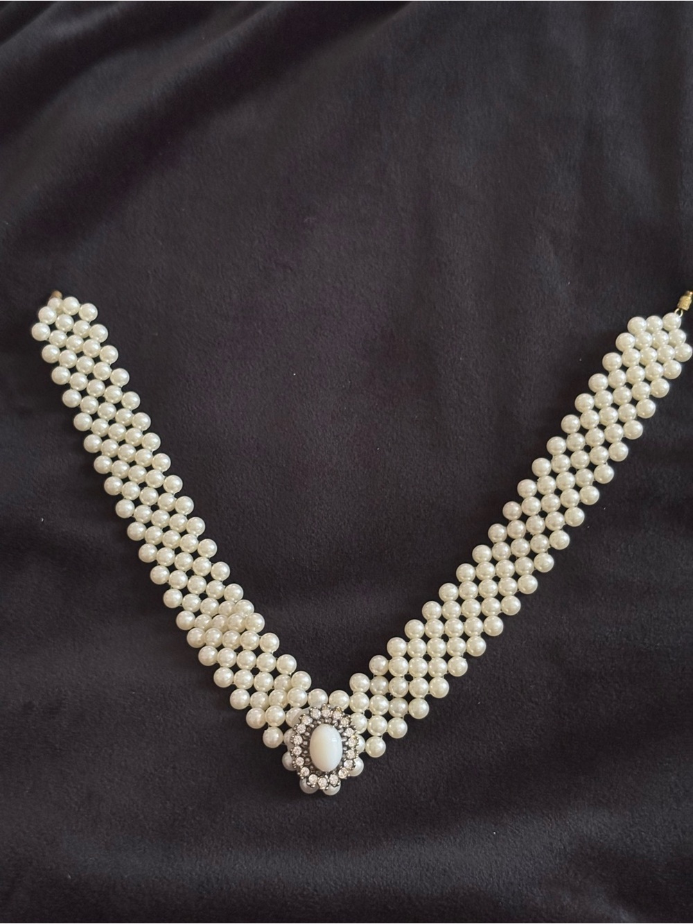 Classic White Pearl Choker Necklace with Crystal Accent